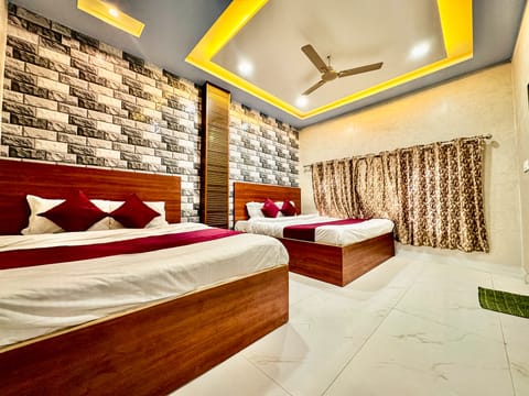 Family Room | Hypo-allergenic bedding, free WiFi, bed sheets