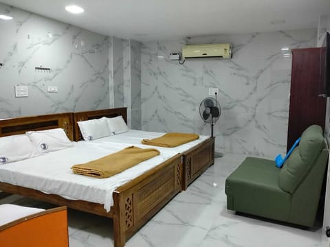 Family Room | Egyptian cotton sheets, premium bedding, free WiFi