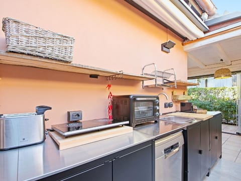 Water, Body Of Water, Coast, Coastal And Oceanic Landforms, Sea, Residential Area, Landscape, Ocean, Headland