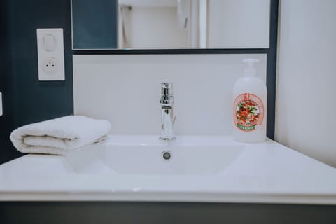 Standard Double Room, Courtyard View | Bathroom