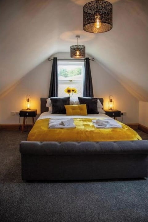 4 bedrooms, iron/ironing board, free WiFi, bed sheets