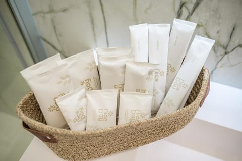 Shower, rainfall showerhead, free toiletries, hair dryer