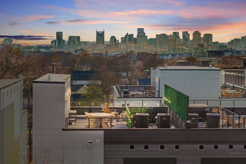 Nashville Skyline Views, Fire Pit, Gas Grill + Seating