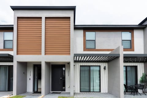 Experience a modern design with sleek lines and warm wood accents that make a striking first impression. The welcoming entrance, featuring large windows, floods the home with natural light, ensuring a bright and enjoyable stay.