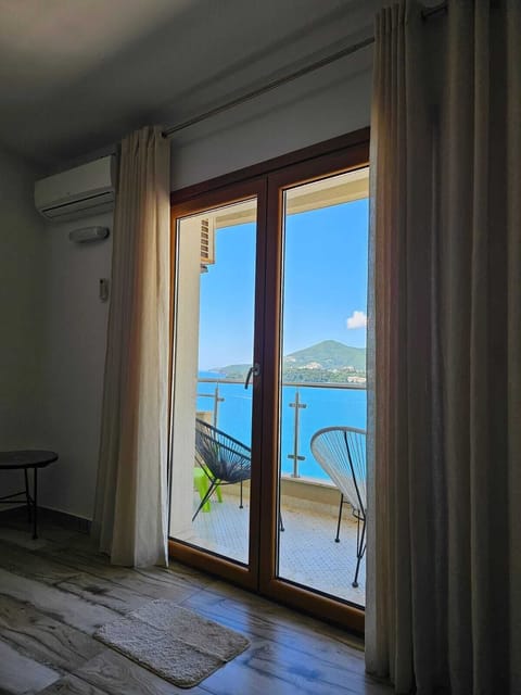 Deluxe Apartment, Balcony, Sea View | Interior