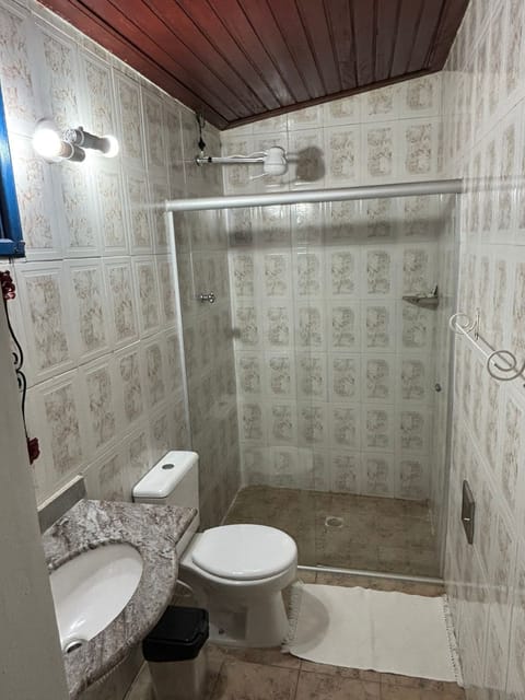 Classic Triple Room | Bathroom | Shower, towels, soap, shampoo