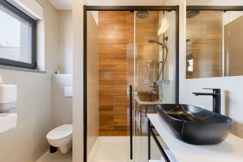 Deluxe Triple Room | Bathroom | Shower, rainfall showerhead, free toiletries, hair dryer