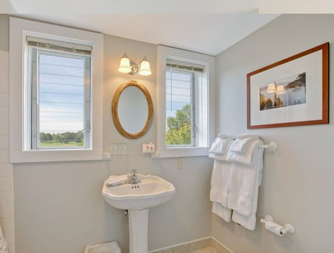 Standard Room, 1 Queen Bed, Lake View (Main Lodge Guest Room) | Bathroom | Combined shower/tub, free toiletries, hair dryer, towels