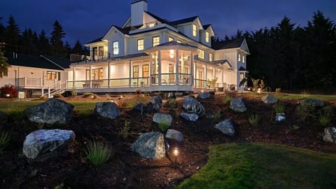 Hollywood Manor Exterior