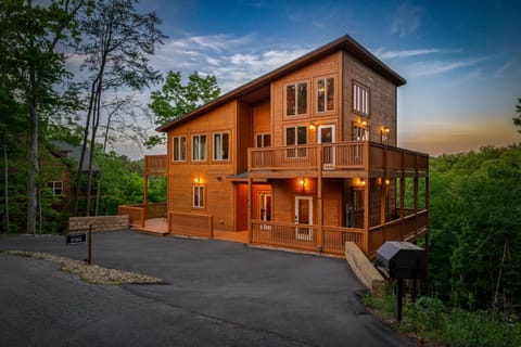 Our cabin awaits you, tucked among the trees w/ beautiful Smoky Mountain scenery