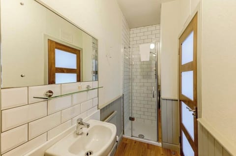 Standard Room, 1 King Bed | Bathroom | Free toiletries, towels