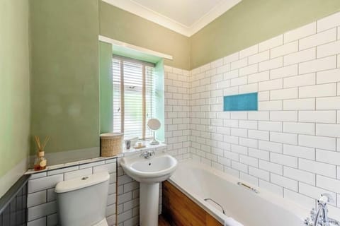 Standard Room, 1 King Bed | Bathroom | Free toiletries, towels