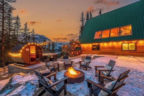 Escape to this cozy A-frame mountain retreat ✨ Soak in the private hot tub, unwind in the barrel sauna, and gather around the fire pit under the stars. Warm wood interiors, epic views, and true alpine vibes await.