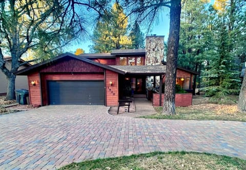 Cozy Flagstaff cabin tucked among the pines in the peaceful Country Club area.