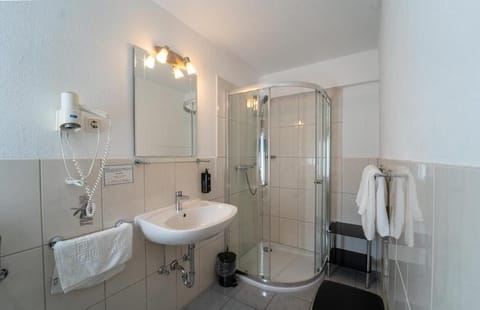Comfort Double Room, City View | Bathroom | Free toiletries, hair dryer, towels, shampoo