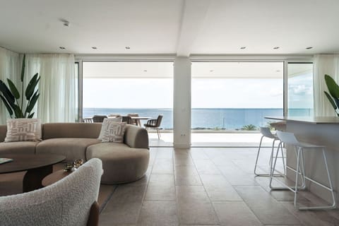 Cozy coastal retreat! This light-filled space is all about relaxation and good times. With that gorgeous view and comfy seating, it’s the perfect spot to unwind or enjoy a chat with friends. Bring on the sunshine!