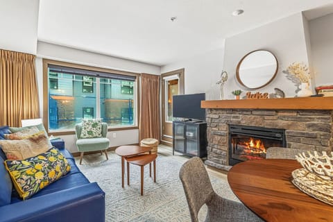 Living room with fireplace to have a good reading.