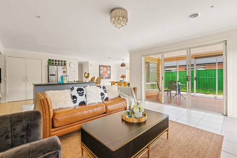 Deluxe House, Garden View | Living area