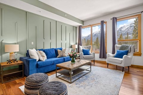 Living room with an incredible mountain view.