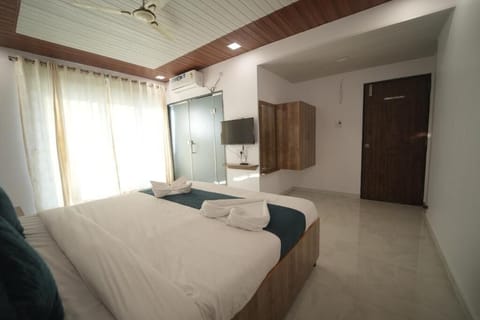 Deluxe Room, Mountain View | Desk, free WiFi