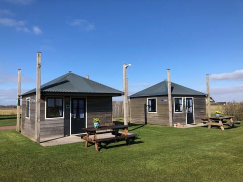 Boerencamping Duinzoomhoeve – Hooiberghut Eba - front