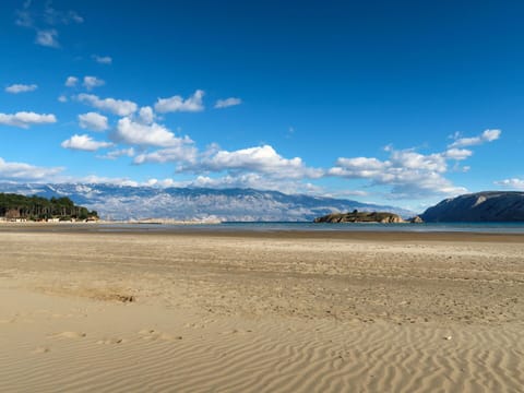 Sky, Blue, Water, Body Of Water, Natural Environment, Mountainous Landforms, Horizon, Coast, Beach, Coastal And Oceanic Landforms