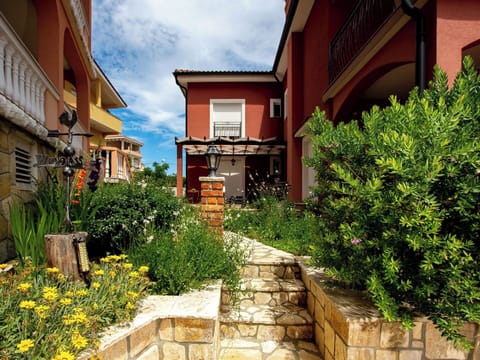 Residential Area, House, Home, Garden, Estate, Yard, Landscaping, Hacienda, Shade, Balcony