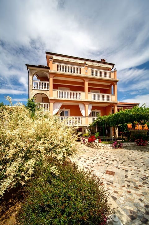 Balcony, Apartment, Estate, Hacienda, Villa, Mansion, Landscaping, Flowerpot, Historic House, Houseplant