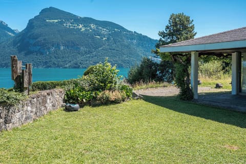 Beautiful garden with children's playhouse and plenty of space for families to enjoy.
