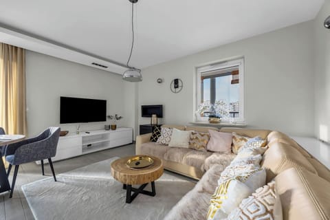 Three-Bedroom, 110m2 Apartment from Prestige Collection | Book Now with RENTUJEMY
