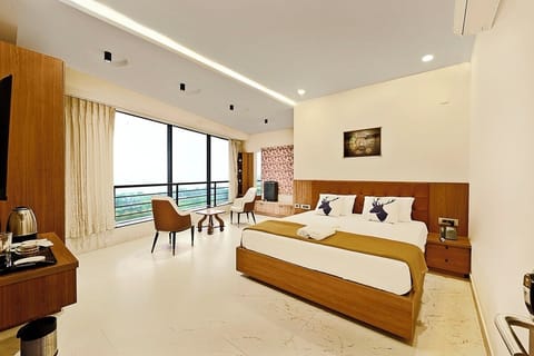 Luxury Suite | Desk, WiFi (free)