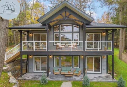 New in 2023 - Muskoka Classic Waterfront Cottage