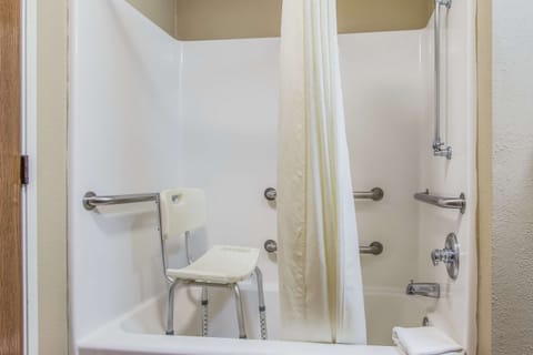 Room, 1 King Bed, Accessible, Non Smoking | Bathroom | Hair dryer, towels