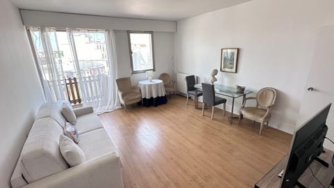 Salon clair avec canapé‑lit queen‑size et espace bureau, fibre ultra‑rapide pour télétravailleurs – détente absolue au cœur du 8ᵉ arrondissement