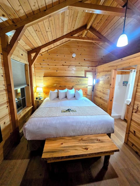 Deluxe Cabin | Laptop workspace, iron/ironing board, WiFi (free), bed sheets