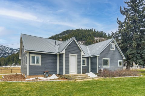 Afton Vacation Rental | 5BR | 3BA | 2,400 Sq Ft | Entryway Steps to Access