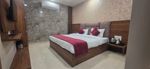 Deluxe Double Room | Desk, laptop workspace, iron/ironing board, free WiFi