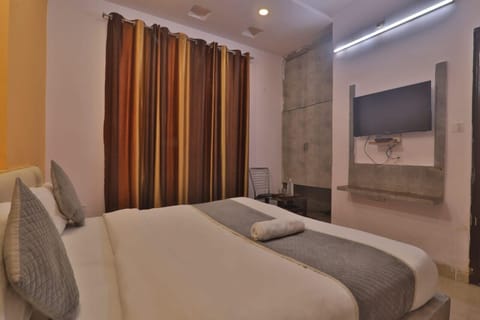 Deluxe Room | Laptop workspace, free WiFi