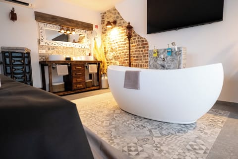 Superior Double Room, Bathtub, Pool View | Bathroom | Free toiletries, hair dryer, bathrobes, towels