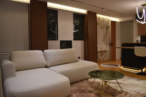 Deluxe Studio Suite, City View | Interior
