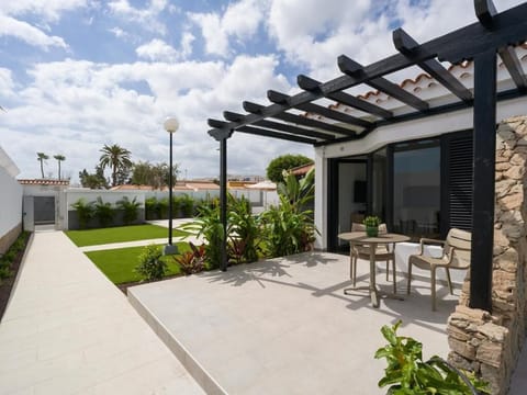 Bungalow, Garden View | Outdoor dining