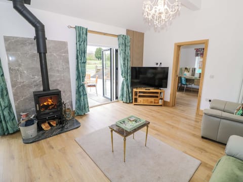 Cottage | Living area | Flat-screen TV, fireplace