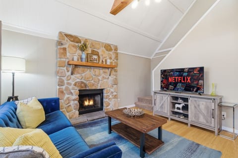 Living room with propane fireplace, Smart TV. Central cool/heat - Serhii Chalet Pocono