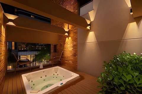 Apartment | Indoor spa tub
