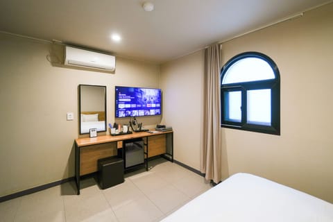 Deluxe Double Room | Desk, free WiFi, wheelchair access