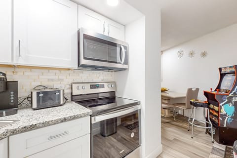 House, Multiple Beds, Balcony, Beach View (Daytona Hawaiian Inn 431) | Private kitchen