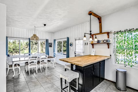 Cottage, Multiple Beds, Patio, Ocean View (Edgewater- River Cottage) | 3 bedrooms, individually decorated, individually furnished, bed sheets