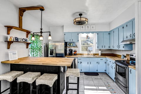 Cottage, Multiple Beds, Patio, Ocean View (Edgewater- River Cottage) | Private kitchen