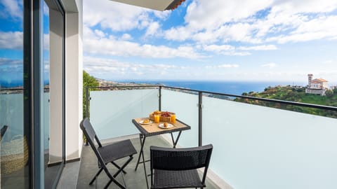 Wake up to endless Atlantic views and fresh Madeiran air. Your private balcony awaits.
#GarachicoVista #MadeiraIsland #OceanView #Lovelystay