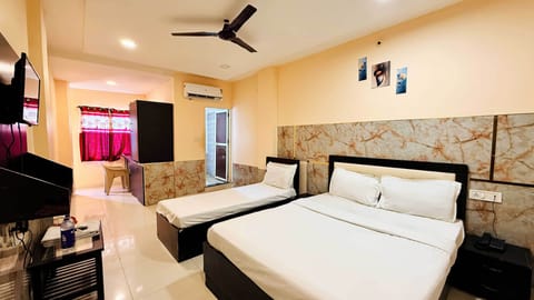 Deluxe Triple Room | Desk, laptop workspace, WiFi (free)